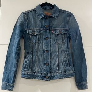 NWOT Levi’s Women’s XS Original Trucker Jacket Denim Sz M Wash Pockets Red Tab